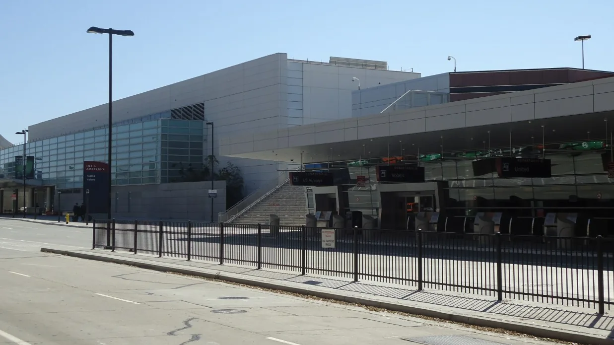 The terminal building at San Jose Mineta International, seen from the road.