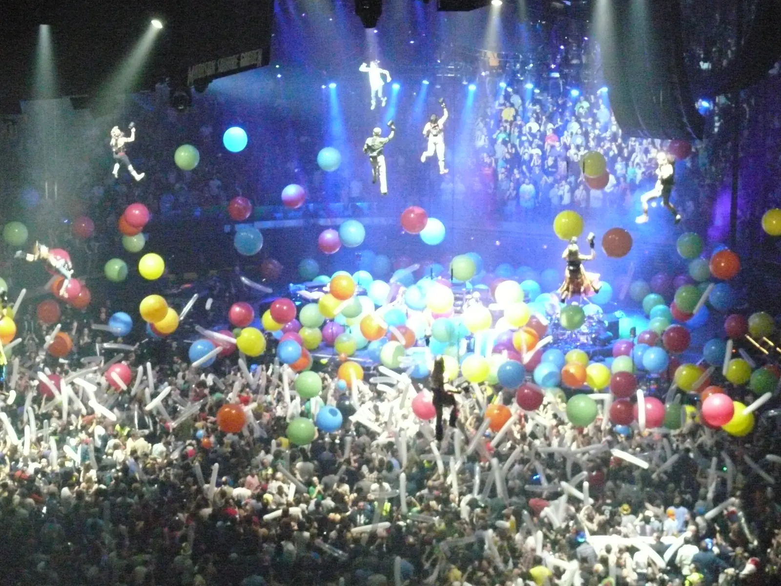 Balloons falling over the floor at Madison Square Garden during a Phish New Year&rsquo;s show